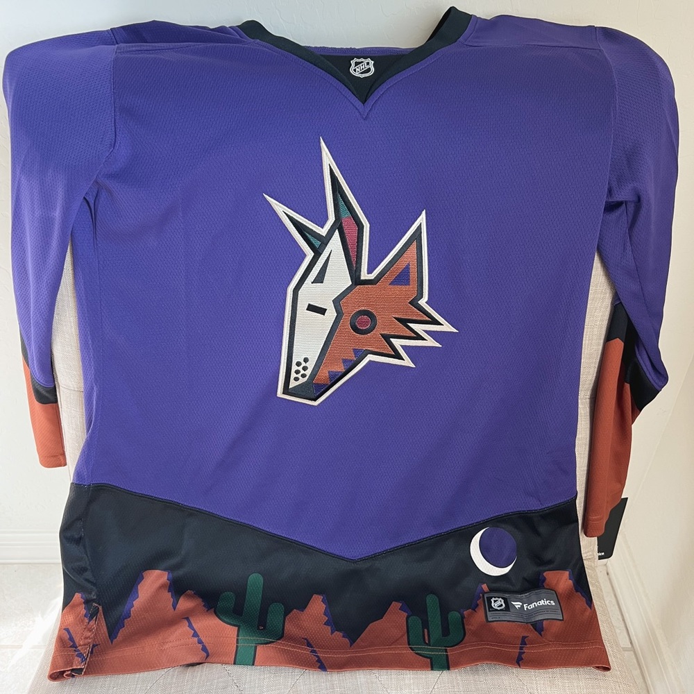 New Fanatics Coyotes women’s jersey.